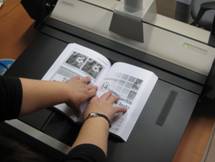 Colocando un libro en la plataforma del escaner