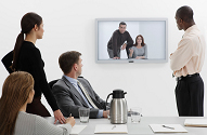 Grupo de personas visualizando un vídeo
