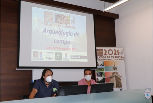 Estudiantes del curso de `Arqueología de campo¿ realizan excavaciones en el complejo de la Necrópolis de Carmona