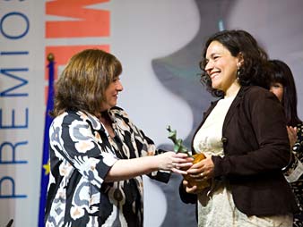 Lina Gálvez recibiendo el Premio