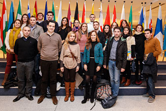 Estudiantes de CCPP en la sede del Parlamento en Bruselas con la eurodiputada Teresa Jiménez Becerril 