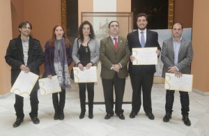 El rector y algunos de los galardonados en los premios del Ayuntamiento de Sevilla a los mejores expedientes académicos de la UPO