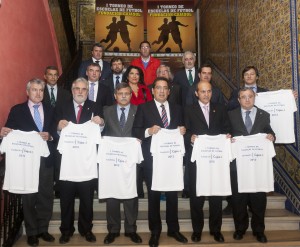 El presidente de Cajasol, Antonio Pulido junto a todos los Presidentes de los diferentes Clubes de Fútbol y Fundaciones Deportivas de Andalucía Occidental. Pilar Rodríguez Reina representó a la UPO.