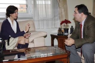 Covadonga Sánchez, gerente de la Fundación Goñi y Rey, junto al rector, Vicente C. Guzmán