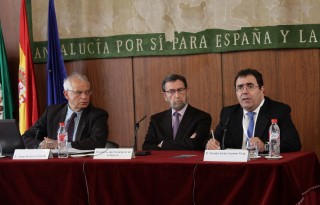 De izquierda a derecha, Josep Borrell, Manuel Gracia y Vicente Guzmán