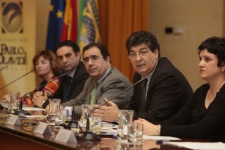 El rector, Vicente Guzmán, junto al vicepresidente de la Junta Diego Valderas
