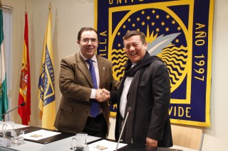 El rector de la UPO y el decano de la Facultad de Ciencias de la Educación de la Fundación Universitaria Juan de Castellanos han firmado un convenio este mediodía