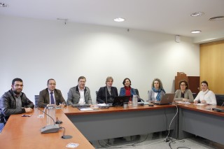 En el centro de la imagen, la directora de la Oficina de Transferencia de Tecnología del Instituto Tecnológico de Estudios Superiores de Monterrey , Isabel Kreiner, y la directora de la OTRI de la Olavide, Rosario Jiménez, junto a los técnicos de ambas oficinas. -- 