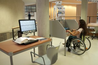 una estudiante de la UPO utiliza uno de los puestos informáticos infoadaptados del campus