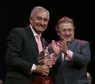 El alcalde de Sevilla junto a Pepe Diaz en el reconocimiento a toda una vida en el deporte