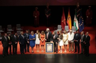 Fotografía de familia de los galardonados con las Medallas de Sevilla 2013