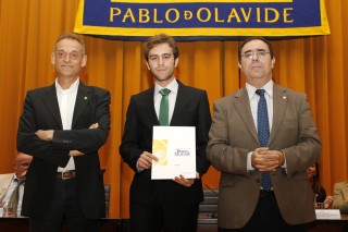 Francisco José Román Rodríguez (en el centro) junto al rector y el vicerrector de Estudiantes