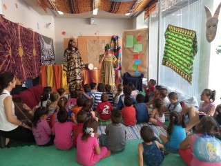 Las IV Jornadas Literarias en el Polígono Sur, en las que participan más de 200 escolares, abren la programación de actividades del noveno aniversario de la Flora Tristán.
