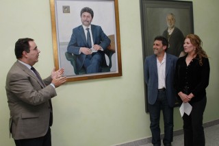 Vicente Guamán, Juan Jiménez y la artista Reyes de la Lastra ante el cuadro