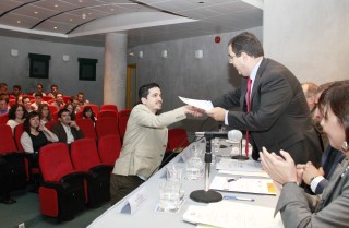 El estudiante Adrián Ruiz recoge el premio al proyecto empresarial Crowdence 
