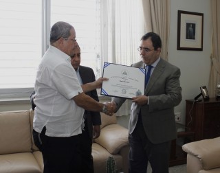 El decano de la Facultad Regional de Chontales junto con el rector de la UNAN-Managua entregan un diploma al rector de la UPO