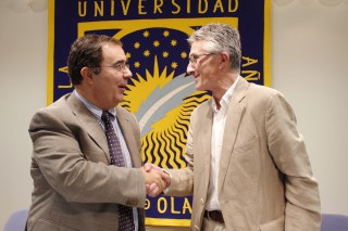 Vicente Guzmán Fluja, rector de la UPO, y el presidente de la Asociación de la Prensa de Sevilla, Rafael Rodríguez Guerrero
