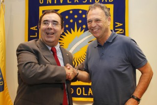 Vicente Guzmán y Joaquín Caparrós tras la firma del convenio en la UPO
