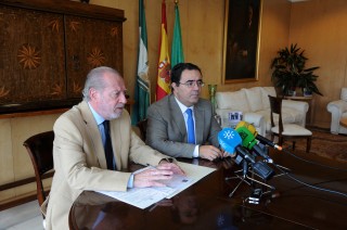 Vicente Guzmán y Fernando Rodríguez Villalobos han suscrito también otro acuerdo por el que la entidad provincial acogerá a estudiantes de la UPO para realizar prácticas