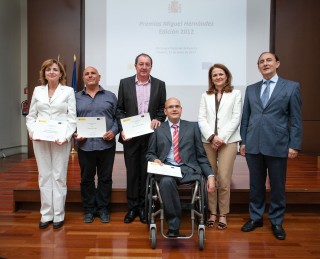 En la imagen, Elodia Hernández y Montserrat Gomendio junto al resto de los premiados.