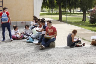 estudiantes en un descanso durante la prueba en la UPO