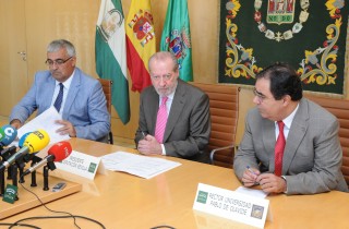 Fernando Rodríguez Villalobos, el presidente de la Diputación de Sevilla junto con el rector de la UPO ( a la dcha) y el rector de la US (a la izq.)