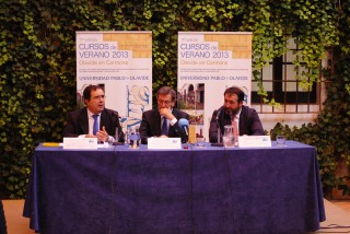 Vicente de Guzmán, rector de la UPO; Manuel Gracia, presidente del Parlamento de Andalucía y Juan Ávila, alcalde de Carmona, durante la Clausura de los Cursos 2013 en Carmona