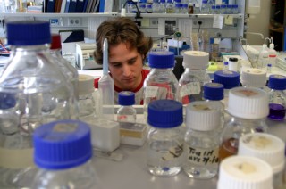 estudiante en un laboratorio del campus de la UPO