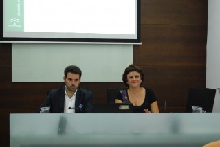 En la imagen y, de izquierda a derecha, Francisco Manuel Silva, coordinador del curso sobre democracia participativa y Manuela Fernández, directora general de Derechos de Ciudadanía, Participación y Voluntariado de la Junta de Andalucía.