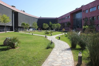 edificio del campus de la Universidad Pablo de Olavide