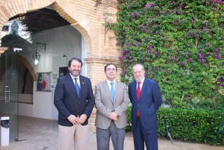 El rector de la UPO, el presidente de la Diputación de Sevilla, el alcalde de Carmona 