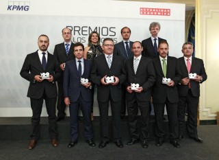 Fernando Morales, el primero de la izquierda en la fila de atrás, junto a otros premiados