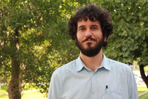 Alberto Marina es profesor del Departamento de Filología y Traducción de la UPO y fundador de la editorial La Piedra Lunar.
