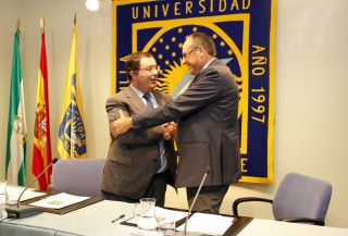 El rector de la UPO y el presidente de este foro social han firmado este mediodía un convenio de colaboración