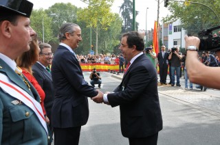El rector de la UPO Vicente Guzmán  y el director general de la Guardia Civil, Arsenio Fernández de la Mesa