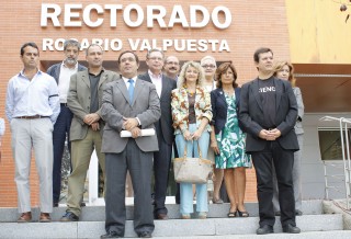 Los vicerrectores de investigación de las universidades públicas andaluzas, junto al rector de la UPO, Vicente Guzmán Fluja se han concentrado en señal de luto por la Ciencia