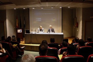 De izq. a dcha.: el vicerrector de Investigación y Transferencia de Tecnología de la UPO, Bruno Martínez, y el director general de CTA, Elías Atienza