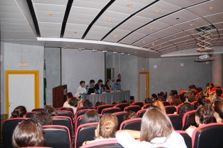 En la mesa, de izquierda a derecha, Nicolás López, Miguel Ángel Moreno y el decano de la Facultad de Ciencias Sociales Guillermo Domínguez. 