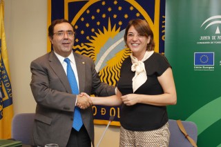 La consejera Elena Cortés y el rector de la UPO Vicente Guzmán han firmado hoy los contratos de estos proyectos.