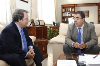 Eugenio Domínguez (izquierda) y el rector de la UPO, Vicente Guzmán
