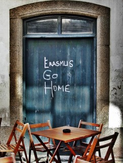 pintada en Santiago de Compostela: Erasmus go home
