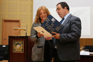 María del Olmo Ibáñez  recoge el Premio de manos del rector, Vicente Guzmán