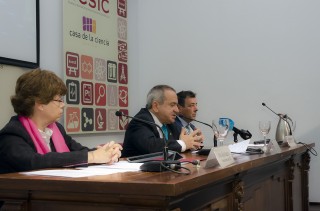 Emilio Lora, presidente del CSIC, en el centro de la imagen