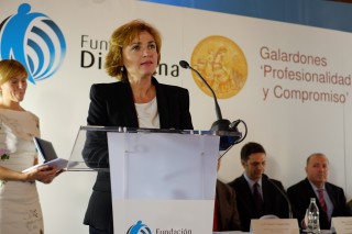 La vicerrectora Elodia Hernández recogió el galardón otorgado a la UPO. 