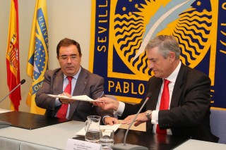 De izquierda a derecha, el rector Vicente Guzmán junto a José Luis Fernández Fernández, director territorial de Andalucía de Banco Santander.