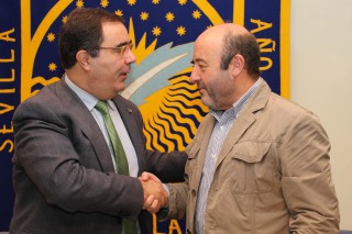 El rector Vicente Guzmán y el alcalde José Solís de la Rosa firman un convenio de colaboración