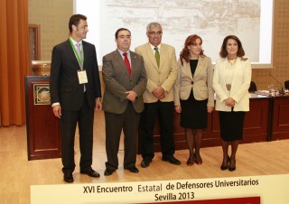 De izquierda a derecha, el Defensor Universitario de la UPO, Eduardo Gamero; el rector de la UPO, Vicente Guzmán; el rector de la US, Antonio Ramírez de Arellano; la presidenta de la CEDU, Carmen Carda, y la Defensora de la US, Rosa Muñoz.