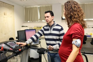 En la imagen,  el doctor Diego Munguía Izquierdo realizando una serie de pruebas a una mujer embarazada. 