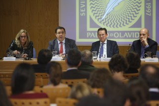 De izquierda a derecha:  la adjunta al Defensor del Pueblo Andaluz, el rector de la UPO, el consejero de Justicia e Interior, y el secretario general de la Federación Andalucía Acoge