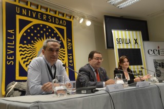 De izquierda a derecha, Fabio Grassadonia, el rector Vicente Guzmán y Estefanía Flores. 